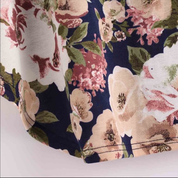 🆕❗️LAST ONE❗️OCTOBER LOVE SHORT SLEEVE FLORAL TOP - Picture 4 of 5